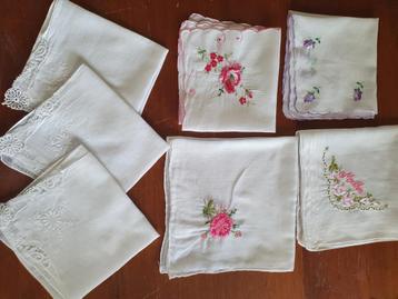 Leuke ragdunne brocante geborduurde zakdoekjes  beschikbaar voor biedingen