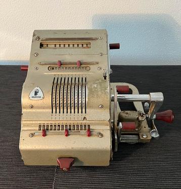 Antieke mechanische rekenmachine BRUNSVIGA beschikbaar voor biedingen