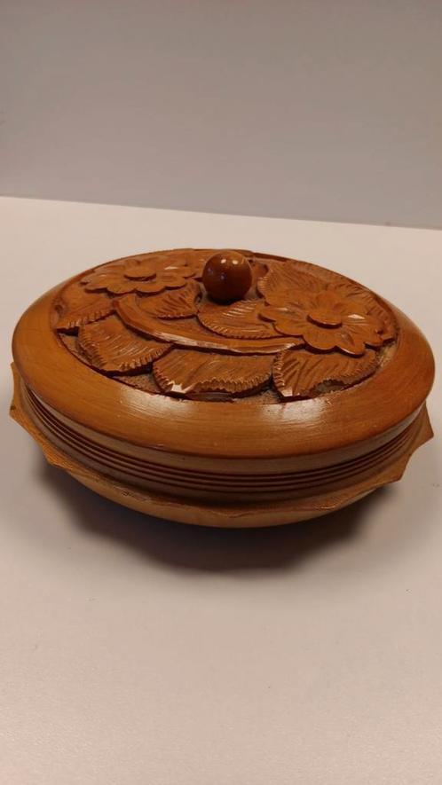 Rond houten bakje met deksel besneden in bloemmotief., Huis en Inrichting, Woonaccessoires | Schalen en Manden, Zo goed als nieuw