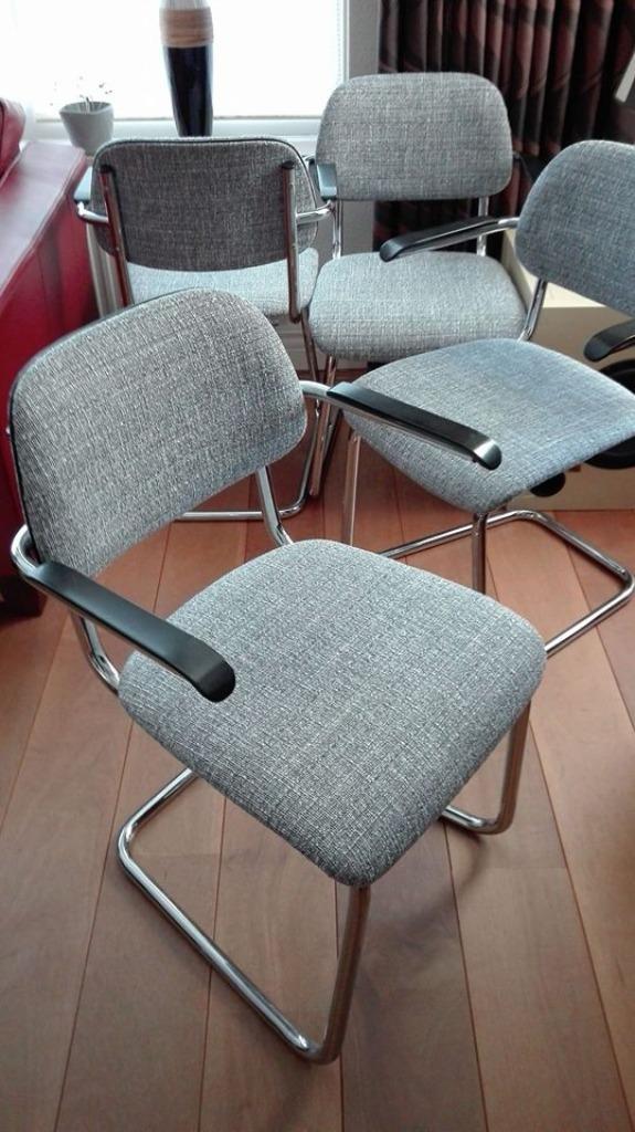 Vintage eetkamerstoel en zeker geen gispen, Huis en Inrichting, Stoelen, Zo goed als nieuw, Vijf, Zes of meer stoelen, Hout, Kunststof