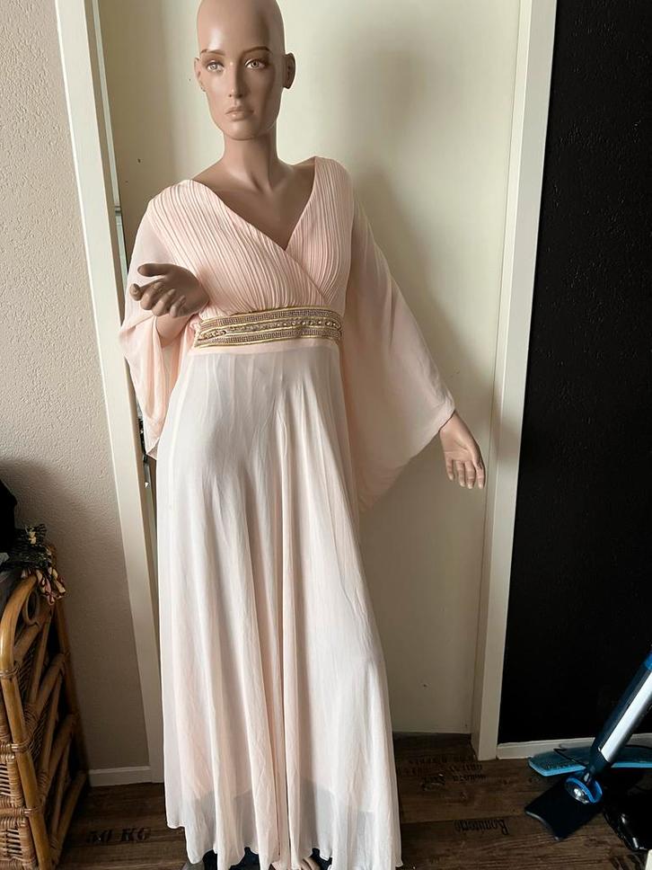 Lichtroze Galajurk met steentjes - Zo goed als nieuw, Kleding | Dames, Jurken, Zo goed als nieuw, Maat 38/40 (M), Roze, Onder de knie