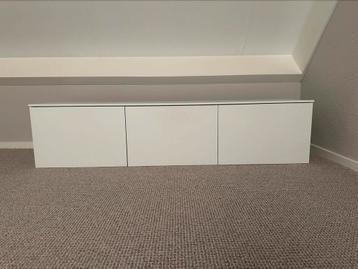Titolo oro /Enzo Luca wandkast (afmeting: 144x 32 x 32) beschikbaar voor biedingen