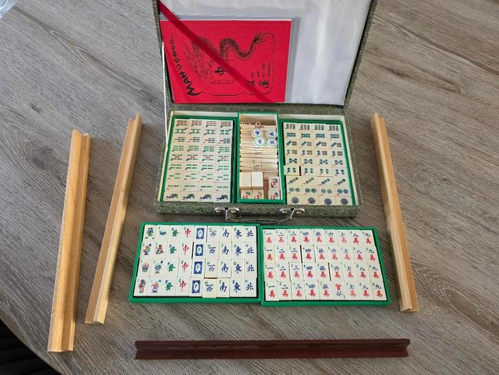 Authentiek Mahjong spel in koffer, Hobby en Vrije tijd, Gezelschapsspellen | Bordspellen, Zo goed als nieuw, Drie of vier spelers