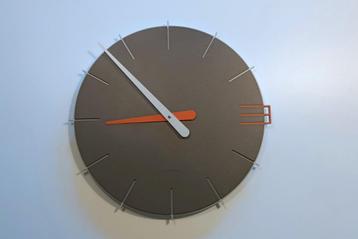 Moderne stijlvolle wandklok beschikbaar voor biedingen
