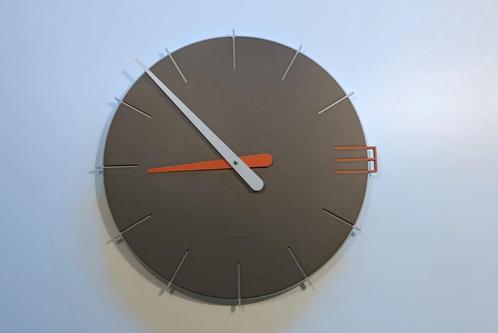 Moderne stijlvolle wandklok, Huis en Inrichting, Woonaccessoires | Klokken, Zo goed als nieuw, Wandklok, Analoog, Ophalen of Verzenden