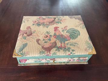 Brocante stoffen doos / kist met kippen  beschikbaar voor biedingen