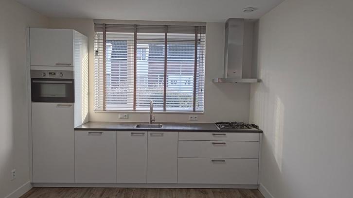 Moderne witte keuken met grijs blad, Huis en Inrichting, Keuken | Complete keukens, Zo goed als nieuw, Enkelwandige keuken, Wit