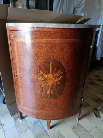 Antiek hoek kastje, oude Franse kast met marmeren blad en in beschikbaar voor biedingen