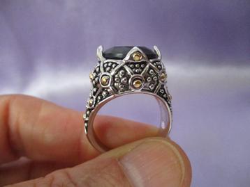 Crown ring Ø 19,9 mm met grote zwarte onyx en verguldingen beschikbaar voor biedingen