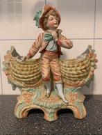 ANTIEKE VICTORIAANSE JONGEN VAN BISQUE PORSELEIN, BLOEMBAKJE, Antiek en Kunst, Ophalen of Verzenden