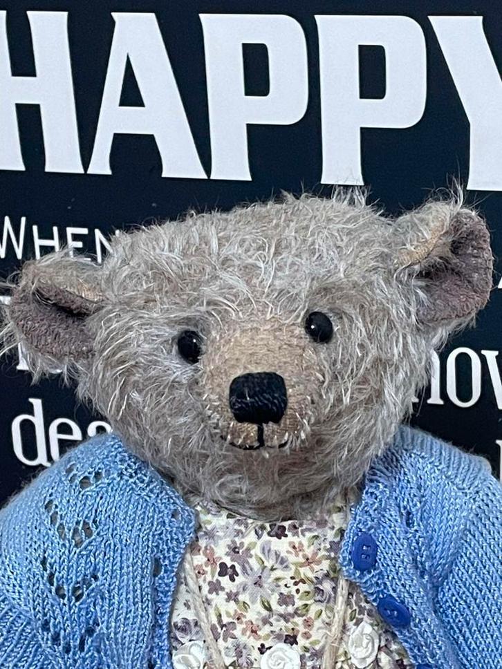 Prachtige artist mohair teddybeer met verzilverde rammelaar, Verzamelen, Beren en Cherished Teddies, Zo goed als nieuw, Stoffen beer