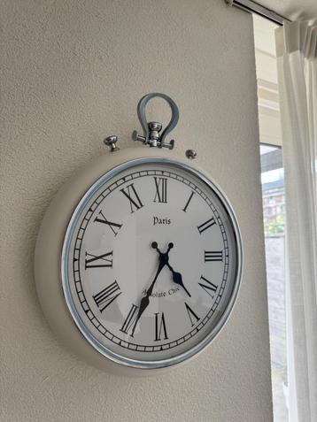 Wandklok wit ca 40 cm  beschikbaar voor biedingen
