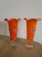 Twee mooie italiaanse stijl vaasjes met bloesem, Ophalen of Verzenden