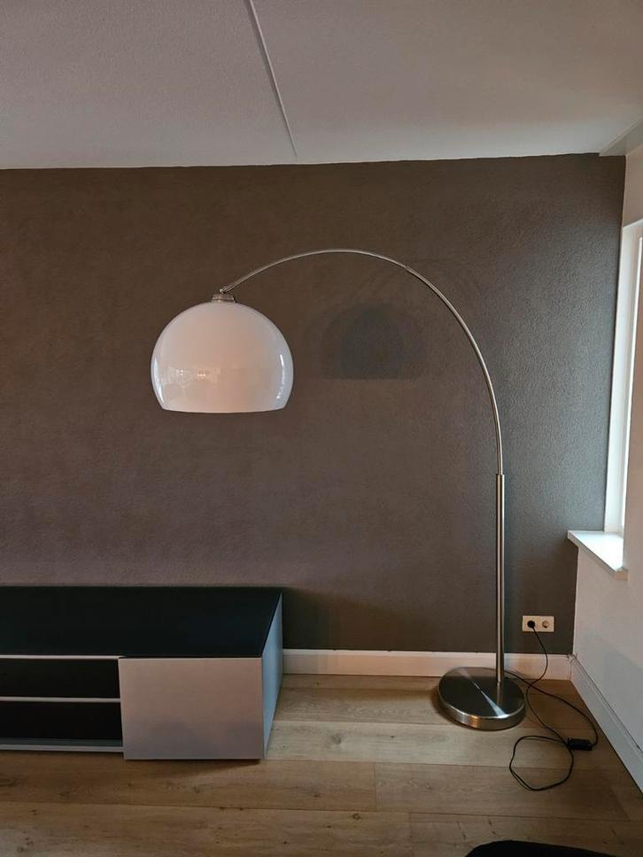 Booglamp met bolvormig design, Huis en Inrichting, Lampen | Vloerlampen, Gebruikt, 150 tot 200 cm, Kunststof, Metaal, Ophalen of Verzenden