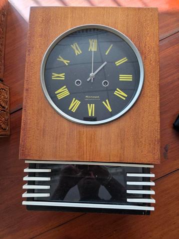 Vintage wandklok beschikbaar voor biedingen