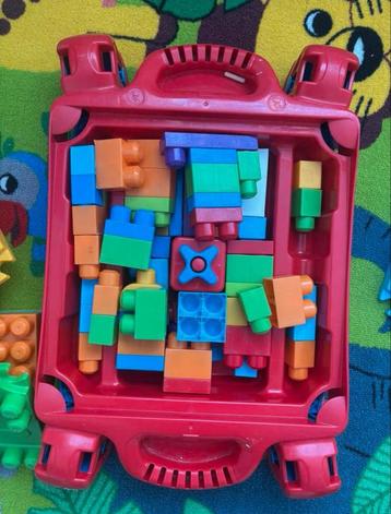 Mega Bloks Speeltafel met Blokken beschikbaar voor biedingen