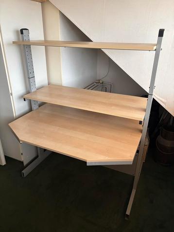 Bureau met verstelbare hoogte beschikbaar voor biedingen