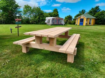 Robuuste douglas picknicktafel.  beschikbaar voor biedingen
