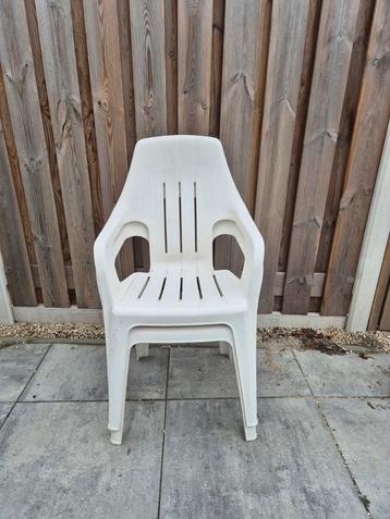 Witte plastic tuinstoelen - Gratis af te halen! beschikbaar voor biedingen