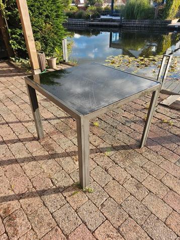 Kleine vierkante tuintafel met glas/steen blad beschikbaar voor biedingen