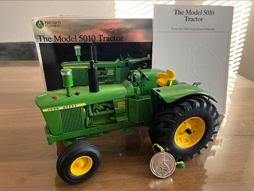 John Deere 5010 trekker Precision 25 Ertl Nieuw, Hobby en Vrije tijd, Modelauto's | Overige schalen, Nieuw, Tractor of Landbouw