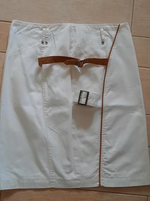 Ecru kleurige rok van BLUE RIVER  met cognac biesjes., Kleding | Dames, Rokken, Zo goed als nieuw, Maat 38/40 (M), Bruin, Ophalen of Verzenden