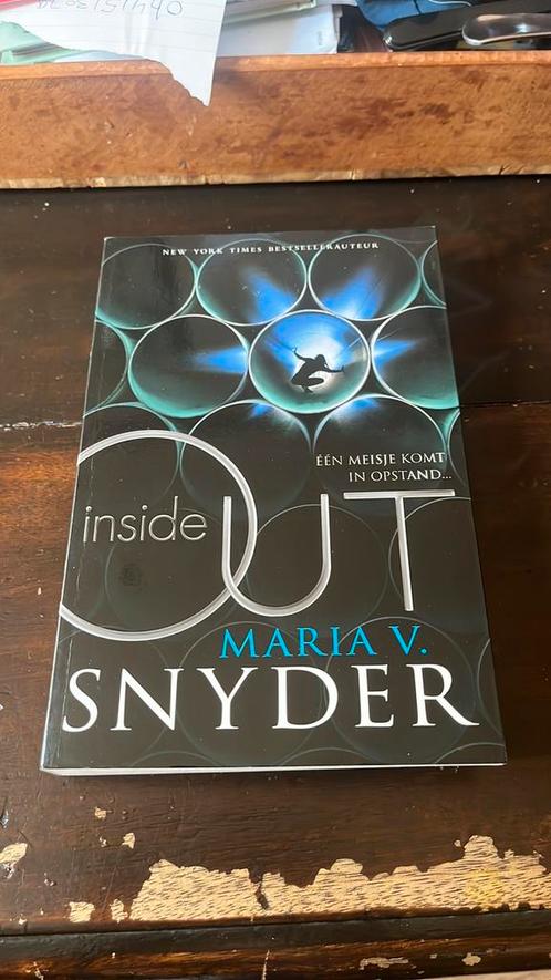 Maria V . Snyder - Inside out ., Boeken, Fantasy, Gelezen, Ophalen of Verzenden