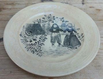 Beboterd bordje, Petrus Regout, Fantaisie, met zwarte opdruk beschikbaar voor biedingen