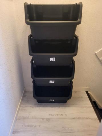 4 opbergvakken stapelbaar beschikbaar voor biedingen