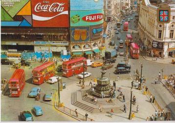 Engeland, Londen met auto's Austin FX4 Taxi , Rover P6 beschikbaar voor biedingen
