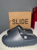 Yeezy Slide ‘Slate Grey’ maat 39 (ongedragen), Verzenden, Nieuw, Overige kleuren