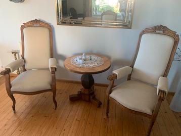 Antieke Stoelen met Tafel, Nieuw Gestoffeerd beschikbaar voor biedingen