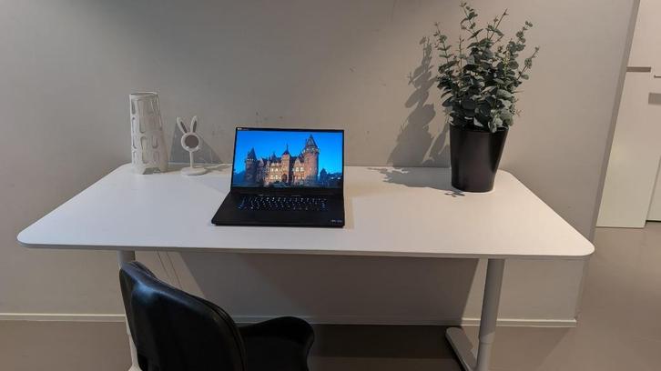 wit bureau in hoogte verstelbaar, Huis en Inrichting, Bureaus, Zo goed als nieuw, Bureau, In hoogte verstelbaar, Ophalen