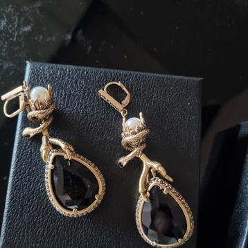 Alexander mcqueen oorbellen beschikbaar voor biedingen