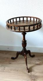 Antiek wijn tafeltje met sierrand Afhalen in EDAM, Ophalen