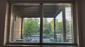1.30 hoog x 2m breed, witte luxaflex beschikbaar voor biedingen