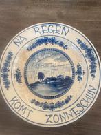 Delfts Blauw Bord - Na Regen Komt Zonneschijn, Antiek en Kunst, Antiek | Wandborden en Tegels, Ophalen of Verzenden