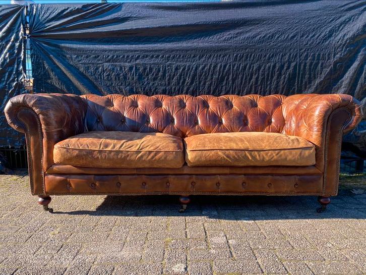 Stoere Chesterfield bank vintage cognac GRATIS BEZORGD, Huis en Inrichting, Banken | Voetenbanken en Poefen, Gebruikt, 125 cm of meer
