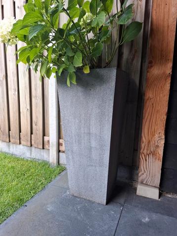 Planten bak bloempotten buiten. 2 stuks. beschikbaar voor biedingen