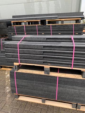 Gerecyclede balken palen planken grindplaten rubber blokken beschikbaar voor biedingen