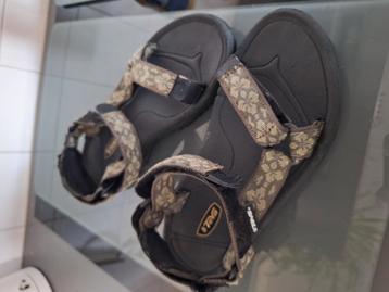 Teva sandalen 37/38 beschikbaar voor biedingen