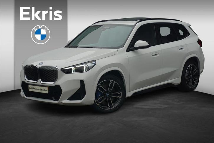 BMW iX1 eDrive20 M Sport | Trekhaak / Panoramadak / Harman K, Auto's, BMW, Bedrijf, Te koop, iX1, Achteruitrijcamera, Alarm, Bochtverlichting