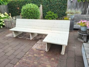 Tuinbank wit. Onder veranda gestaan dus droog. beschikbaar voor biedingen