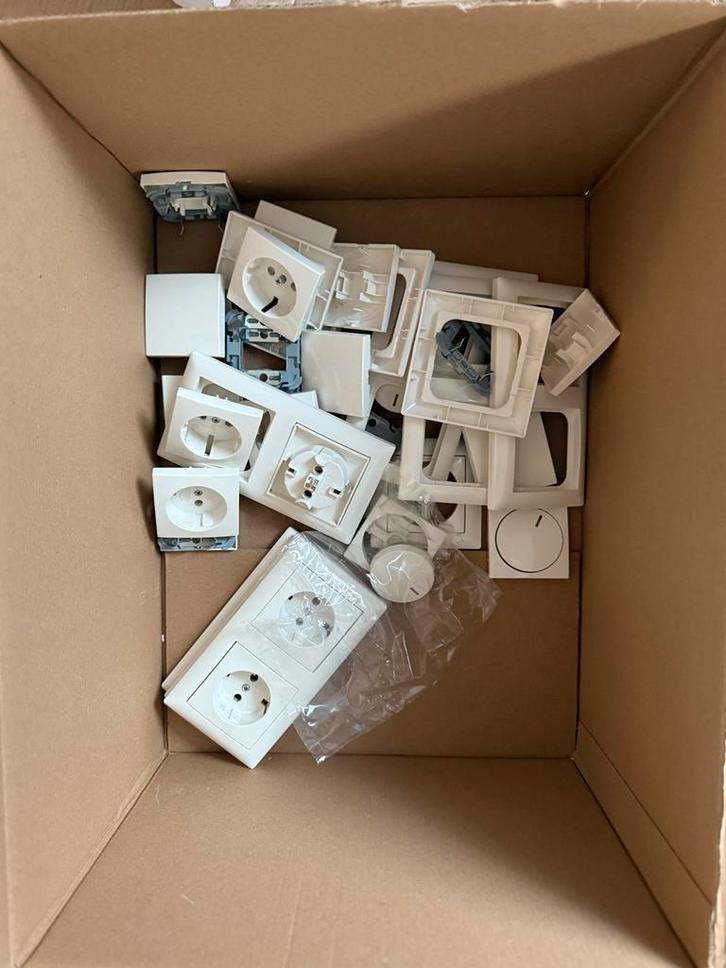 Busch-Jaeger Balance schakelmateriaal, Doe-het-zelf en Verbouw, Elektra en Kabels, Zo goed als nieuw, Schakelaar, Ophalen