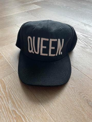 Petje met tekst Queen beschikbaar voor biedingen