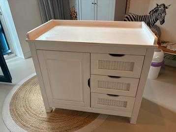 Witte houten commode met plankje beschikbaar voor biedingen