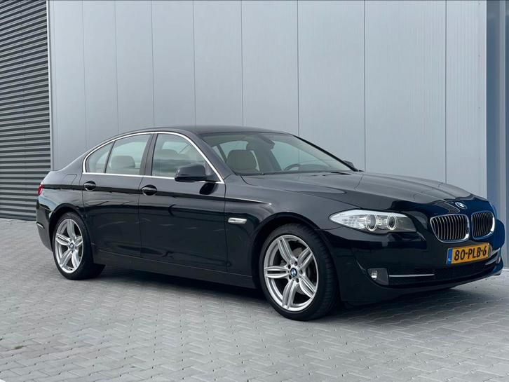 BMW 5-Serie 3.0 I 523 AUT 2011 Zwart, Auto's, BMW, Bedrijf, 5-Serie, Benzine, B, Sedan, Automaat, Origineel Nederlands, Zwart