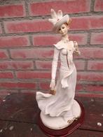 DAME elegant op houten sokkel porselein hoog 33 cm onbesch., Antiek en Kunst, Ophalen of Verzenden