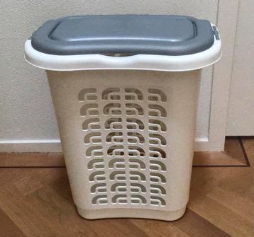 Curver wasmand met deksel beschikbaar voor biedingen