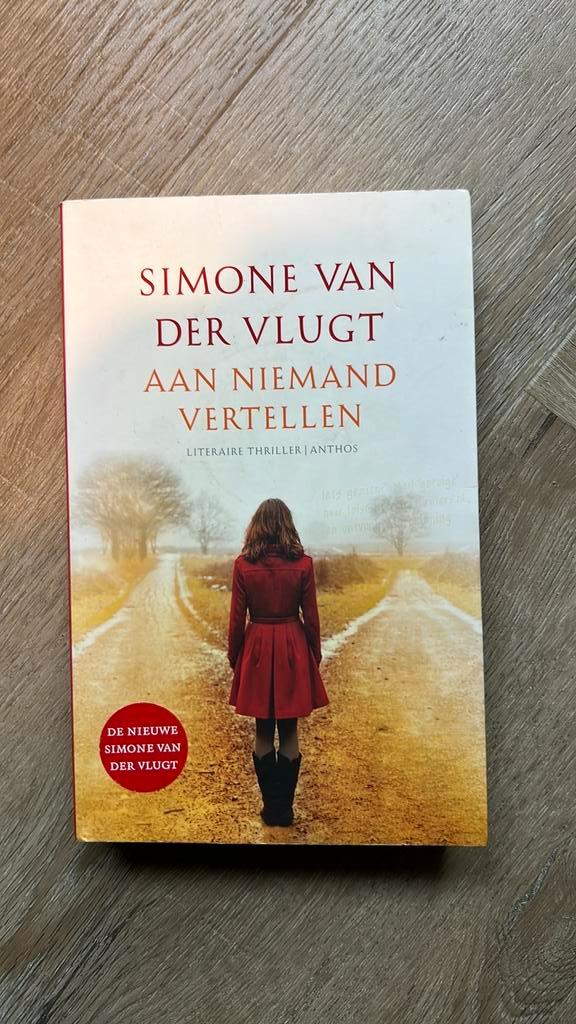 Simone van der Vlugt - Aan niemand vertellen, Boeken, Thrillers, Zo goed als nieuw, Ophalen of Verzenden